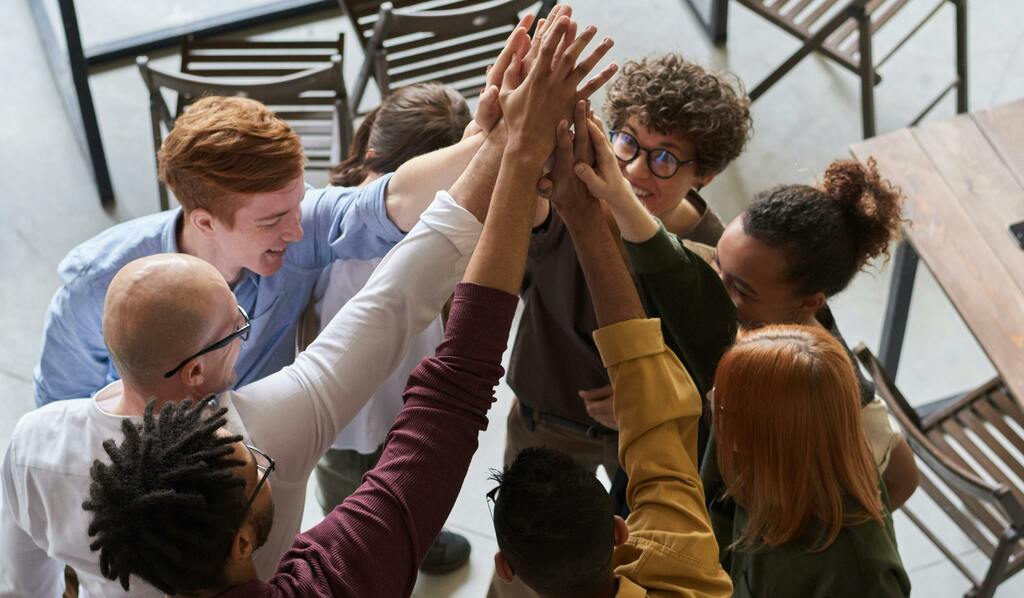 équipe symbolisant la résolution de problèmes ou la simplicité